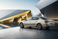 与宝来同级车型，如今直降4万，油耗5.6L，销量让大众头疼