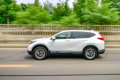 最省油的SUV，油耗才4.8L，满油跑1100千米，市区用电