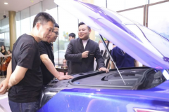 纵置3.0T V6红旗HS7试驾，回头率比莱斯莱斯还高！