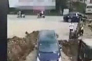 农民工狂打55通电话催促挪车，女车主却态度恶劣，取车时差点气晕过去