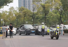 “吻”上豪车“伤不起”，这一吻真贵！盘点那些年被撞的豪车