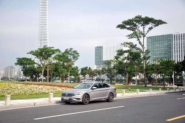 车长接近5米，十几万的大众车，动力吊打卡罗拉、轩逸