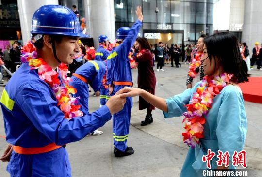 福州市职工庆五一“快闪”活动凸显凸显浓郁的工人特色。 记者刘可耕 摄