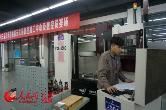 第三届江苏技能状元大赛数控总决赛现场，年轻男选手居多。