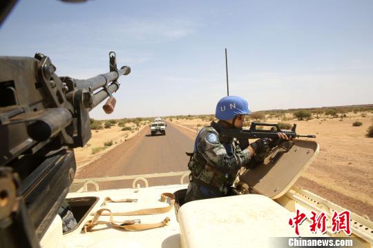 2015年10月30日，中国第三批赴马里维和警卫分队执行武装巡逻任务，执勤维和官兵全副武装高度戒备。　潘思危 摄