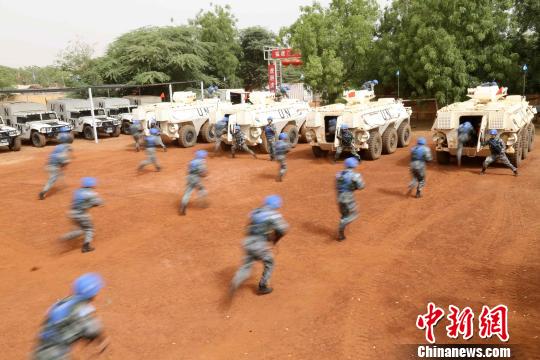 2016年3月28日,中国赴马里维和警卫分队官兵组织应急处突演练。 韩立建 摄