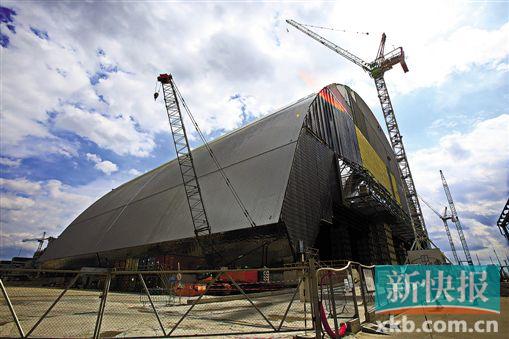 ■核电站附近正在修建的拱形防护罩。该防护罩完工后将罩在核电站4号机组上,阻隔辐射的扩散。