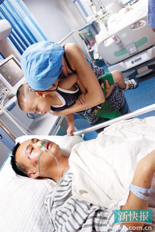 ■在ICU病房内,见到妻子和儿子,刘治刚挤出一句话:“你们放心,我挺得住!”    通讯员供图