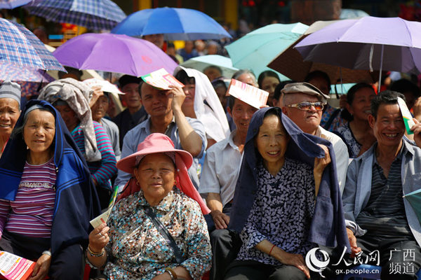 顶着烈日看戏的观众