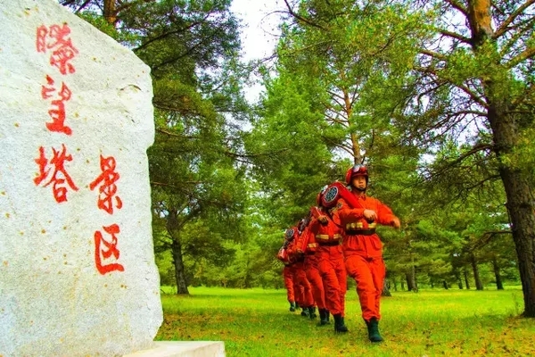 官兵在樟子松景区公园巡逻。