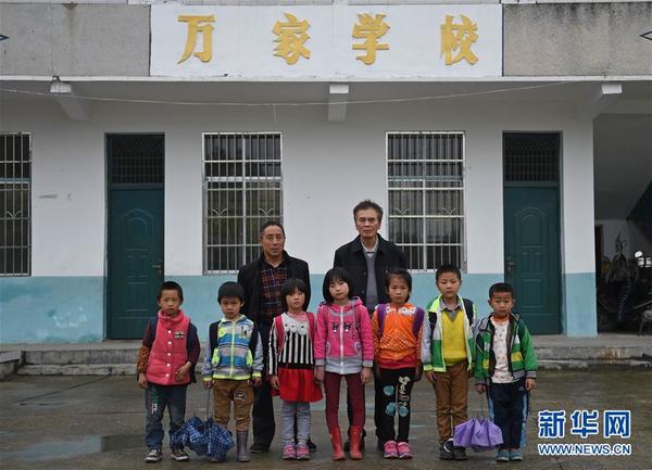 　　4月27日，万家小学的全体师生在教学楼前合影。