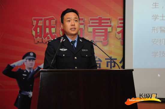 民警在台上作先进事迹报告。 王钢 供图