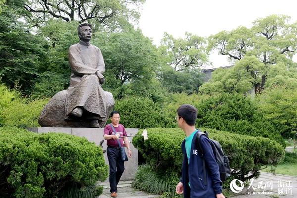 早上8点多，鲁迅铜像恢复清洁，再次成为游客驻足留念的好去处。