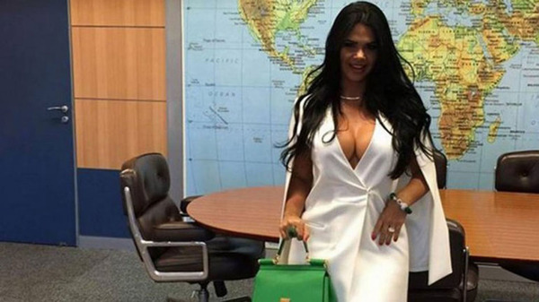 前“美臀小姐”米莱娜在巴西旅游部长办公室内拍照。(网页截图)