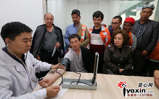 4月28日,来自北京市仁和医院医师高兆东正在为患者免费测量血压