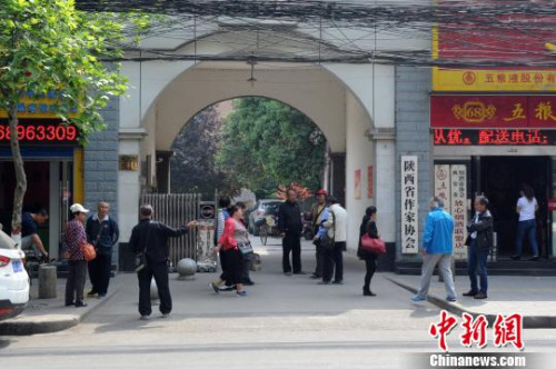 民众赶到陕西作协询问情况,进行悼念。 田进 摄