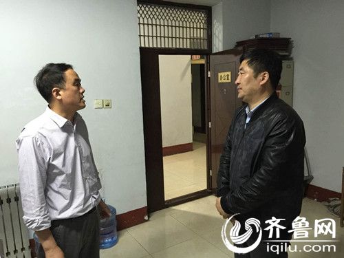 枣庄市峄城区环保局监察大队大队长闫浩接受记者采访