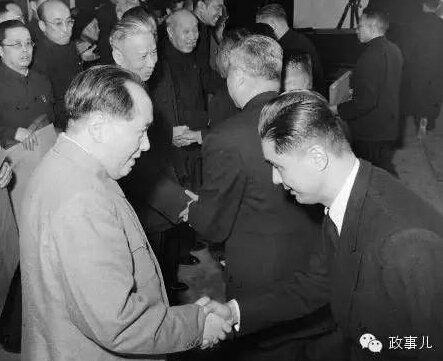 　　1956年1月30日，荣毅仁(右)与毛泽东。