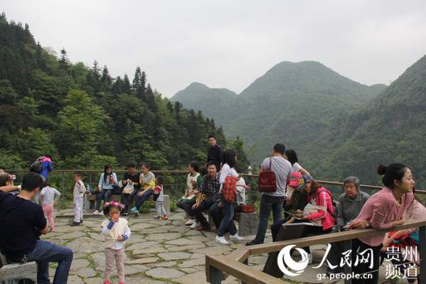 图为游客休息点看不到随处丢弃的垃圾。王钦摄