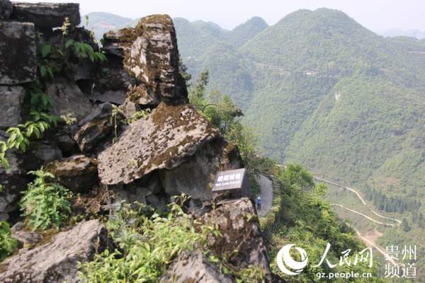 图为海龙屯上的晚期城墙。王钦摄