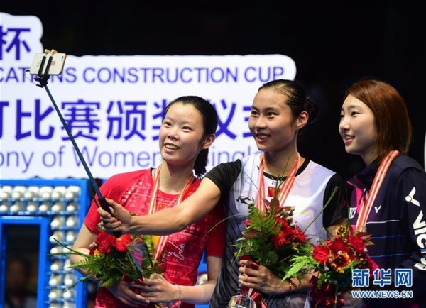 5月1日，获得冠军的中国选手王仪涵（中）在颁奖仪式上与亚军李雪芮（左）等自拍合影。