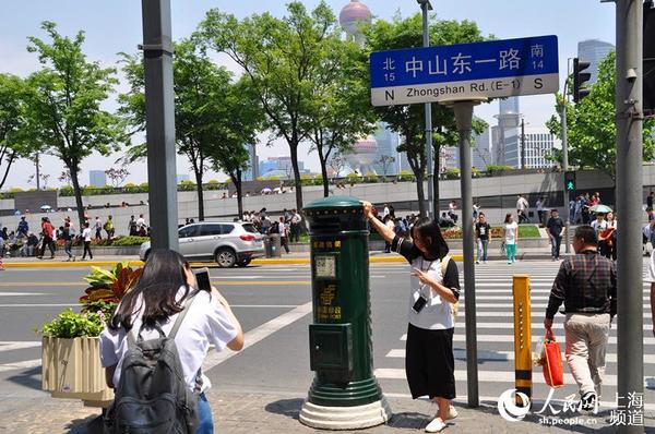 5月1日中午,上海外滩中山东一路汉口路路口,间或有个别粉丝与这里的“网红邮筒”合影。前不久,明星鹿晗晒出与该邮筒合影而使其爆红,大批粉丝赶来通宵排队与邮筒合影。(轩召强摄)
