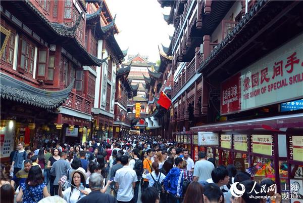 4月30日16时30分,城隍庙,游客占满了城隍庙的大街小巷,但并不拥挤,来往行人自动分成两边,秩序井然。(周茹芸摄)