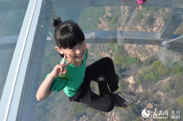 坐在观景台上的小朋友。人民网尹星云 摄