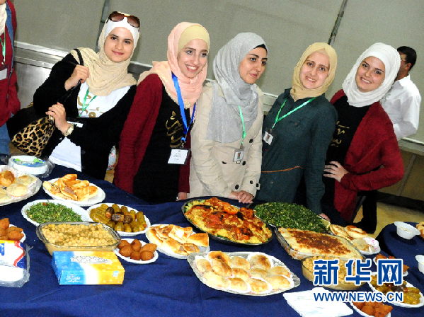 来自叙利亚的学生与美食。 新华社记者程春香摄