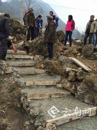 工作队协调资金，群众投工投劳硬化人行道