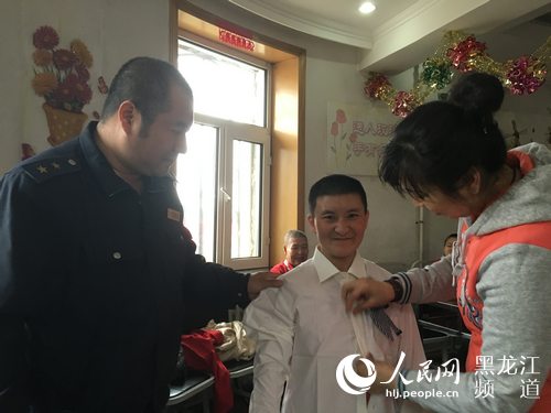 哈尔滨飞达实业有限公司三分公司雷锋车队的队员与作者一同前往，送去了爱心衣物。