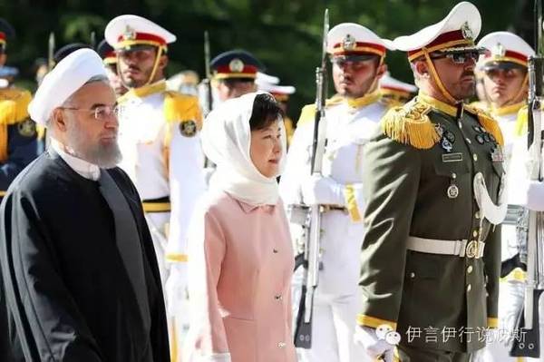 朴槿惠和鲁哈尼一起检阅伊朗陆海空三军仪仗队。