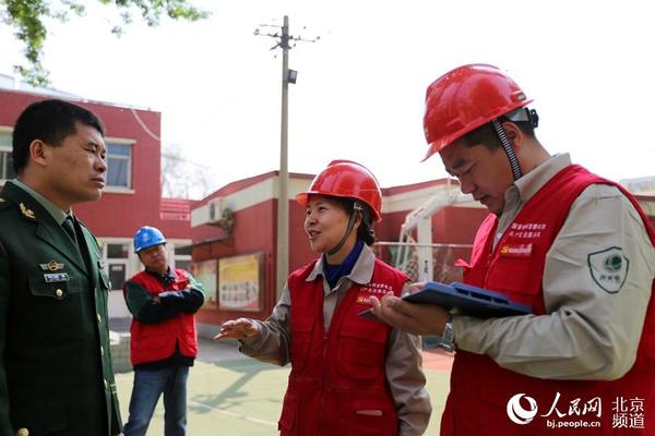 上午9：30，丽利和海淀供电公司的相关工作人员来到了某消防中队，检查老旧线路。人民网 赵青摄
