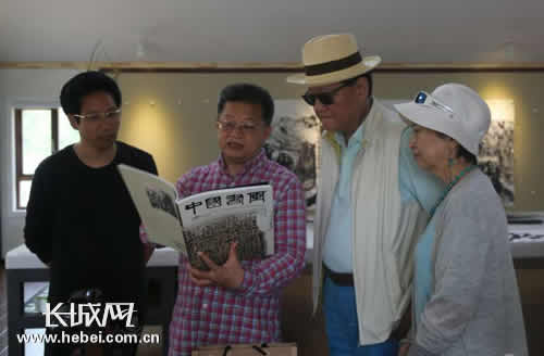 刘长乐与曾来德探讨中国书画艺术。