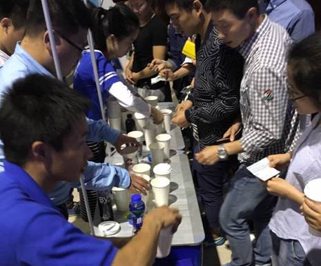 前面整瓶销售,但由于抢购人数太多,后面采取倒杯销售缓解压力