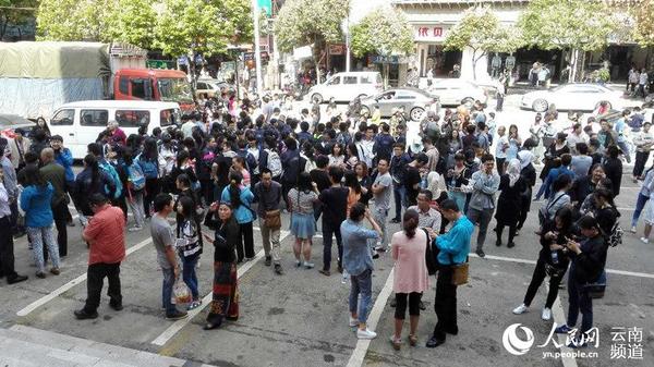 个旧市群众走上街头避险。 网友供图