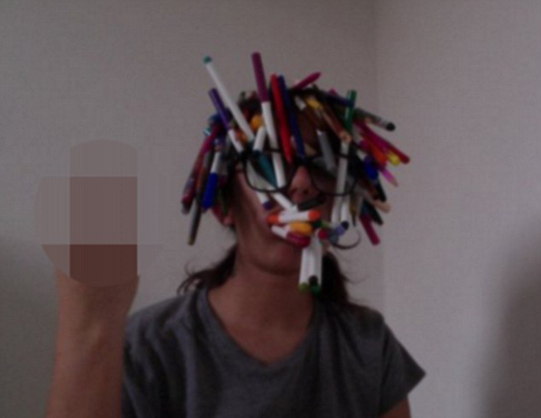 （omo 趣宝把妹子头上的笔看成彩色小辫了&hellip;）