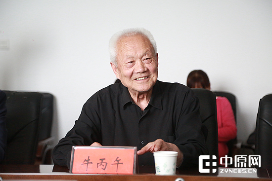 81岁的牛丙午老人