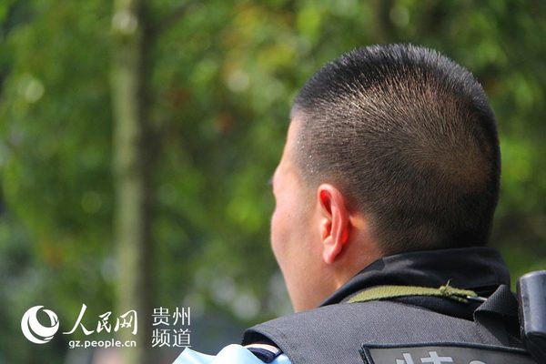 图为参赛队员跑得满头大汗。王钦 摄