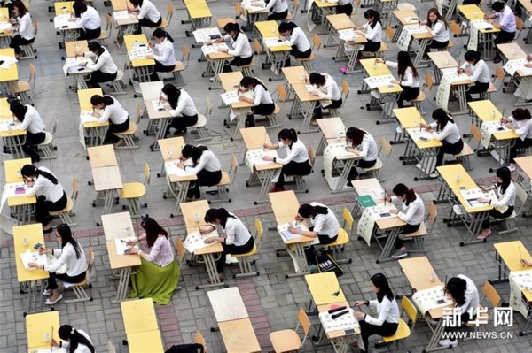 5月4日,合肥市莲花小学教师在书写《游子吟》。