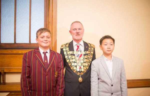 　　（朗塞斯顿市长同中澳两国学生合影。）