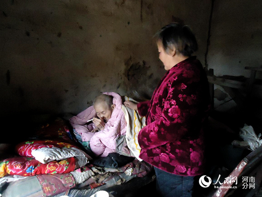 唐河农妇照顾同村瘫痪老人15年 擦屎倒尿胜亲