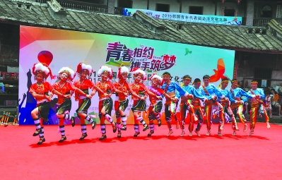 县高山族舞蹈队在土楼表演拉手舞.