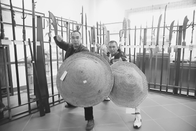 两岸武者在展示兵器。 杨滨平 摄