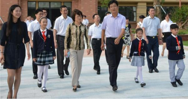 上海校服v校服|东华附校用3年让生源回流,小学被名校东大图片
