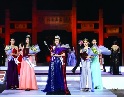 福建籍选手王丽获得本届大赛冠军。图为前五名佳丽合影。 林志杰 摄