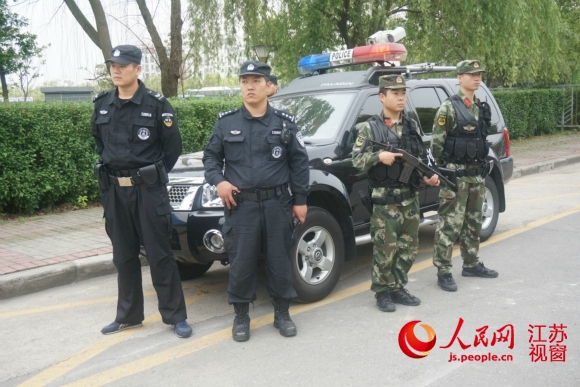 学生志愿者服务泰州铁三赛 安保人员自备干粮