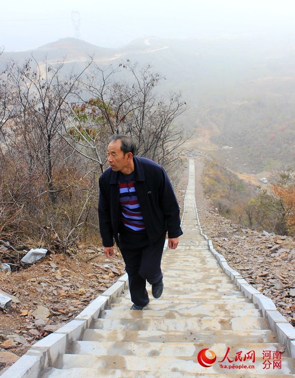 杨小周查看新修的登山步道