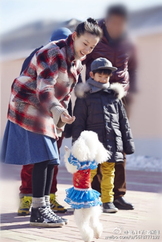 资料图：董洁与爱子外出。(图片来源：董洁工作室微博)