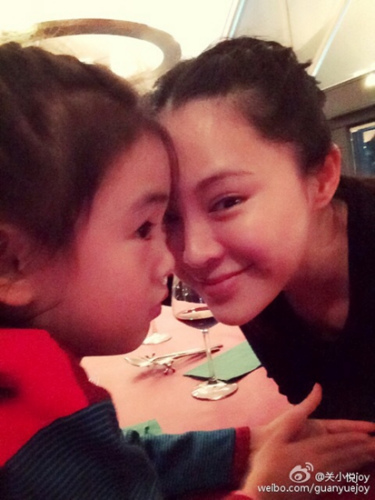 资料图：关悦与女儿合影。(图片来源：关悦微博)